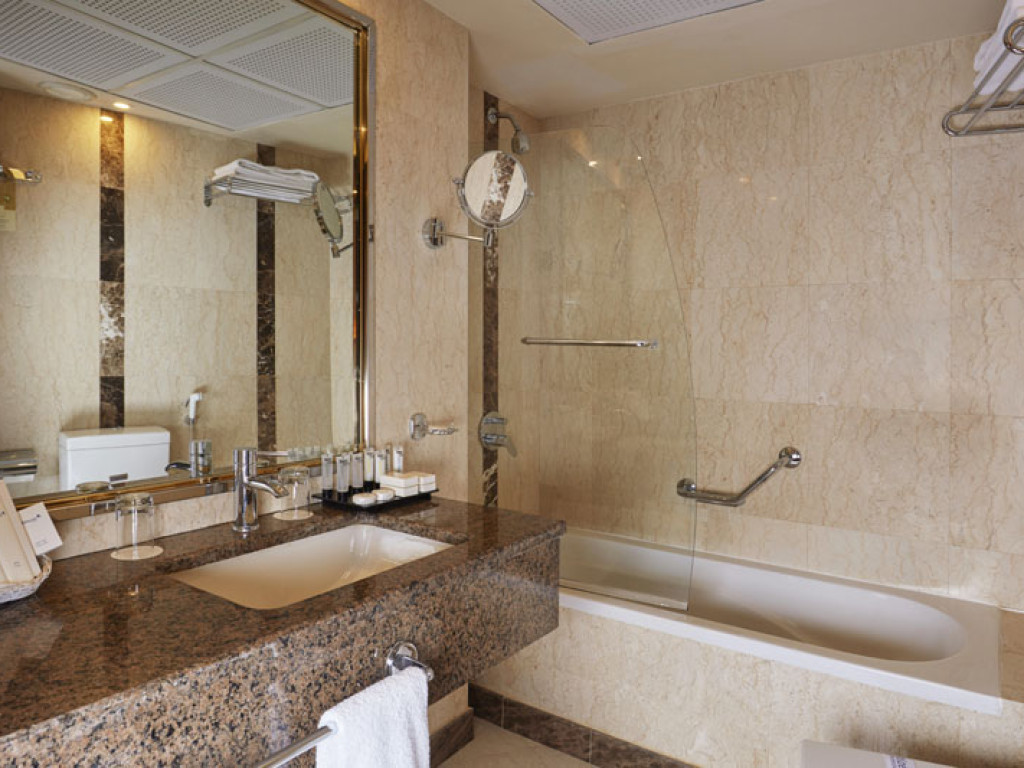 Bathroom - Junior Suite with Twin Bed Frontel Al Harithia