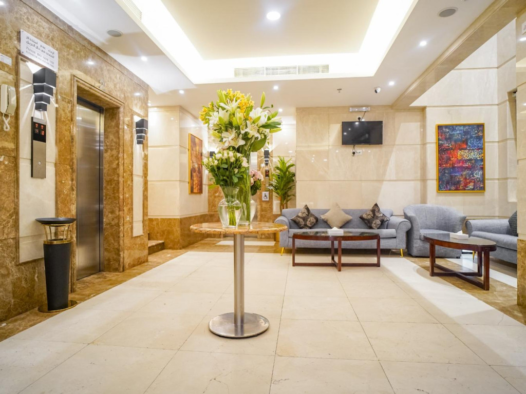 Sitting Area & Lift Area